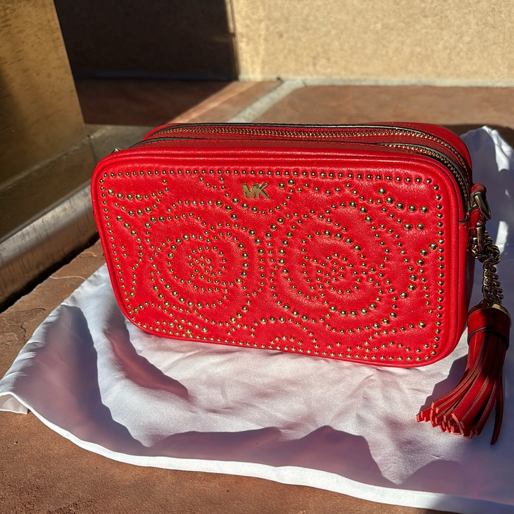 EUC❣️ MICHAEL KORS Red Studded 2 way leather camera crossbody or clutch ♥️♥️ - Picture 3 of 15